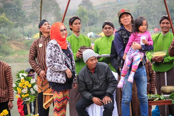 Dieng Indonesia August 2015 Dieng Culture Festival Tourists Follow Dreadlocks — Foto Stock