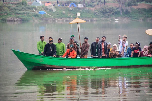 Dieng Indonesia August 2015 Dieng Culture Festival Tourists Follow Dreadlocks — Foto Stock