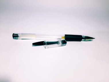 Beyaz arkaplan üzerinde açık kapaklı izole kalem