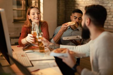 Küçük bir grup yaratıcı insan bira içip ofiste pizza yerken eğleniyor.. 