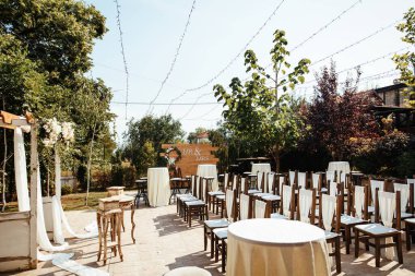 Wedding place setting with and aisle in a garden. 