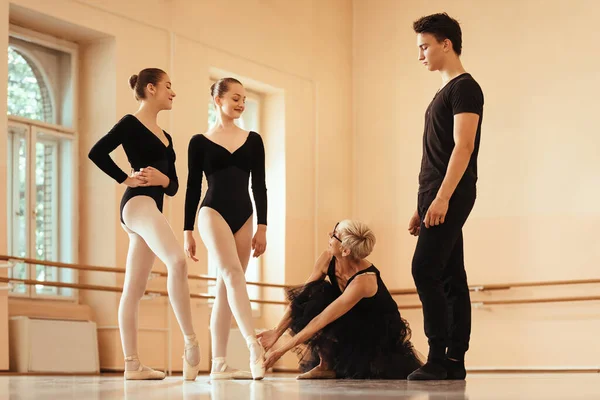 Mature Ballet Teacher Teaching Group Ballet Dancers Showing Them Proper —  Fotos de Stock