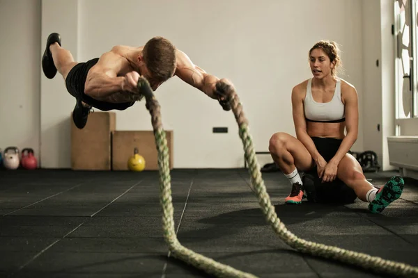 Young Sportsman Doing Battle Rope Exercise While Being Mid Air — Stockfoto