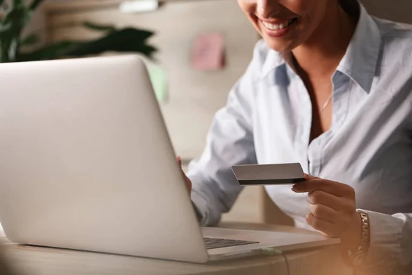 Close Businesswoman Shopping Internet Credit Card Laptop Office — Foto de Stock