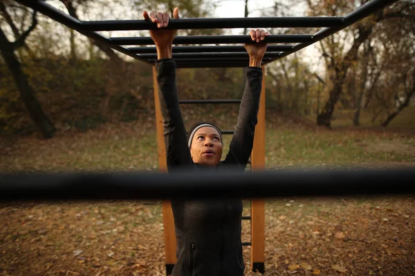 Determined Black Sportswoman Exercising Brachiation Ladder Outdoor Gym Park — Stock Fotó