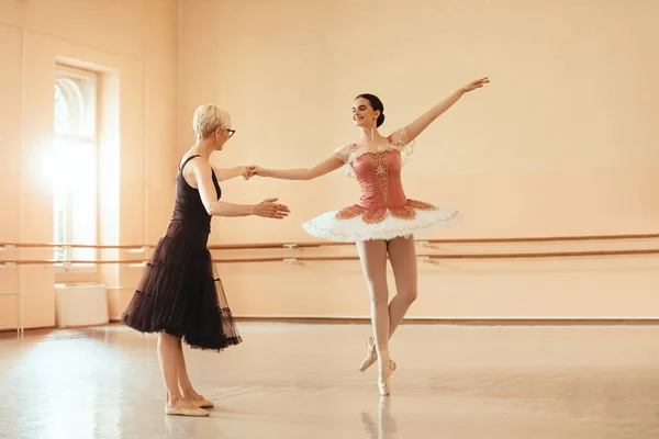 Young Ballerina Holding Hand Her Instructor While Practicing Ballet Studio — Fotografia de Stock