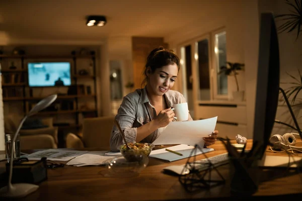 Young Female Freelancer Going Reports While Drinking Coffee Night Home — Foto de Stock