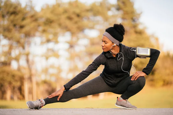 African American Sportswoman Warming While Doing Stretching Exercises Park — Stock Fotó