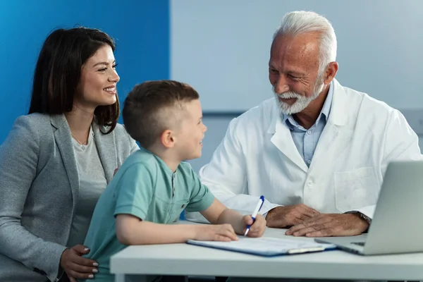 Happy Little Boy His Mother Communicating Mature Pediatrician Appointment Doctor — Foto Stock
