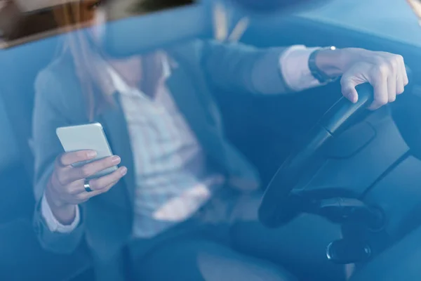 Close Businesswoman Texting Mobile Phone While Driving Car View Glass — 图库照片