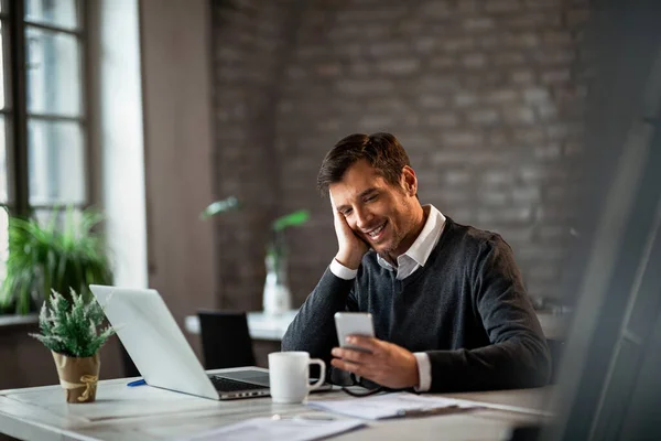 Happy Businessman Working Office Typing Text Message Mobile Phone — Stockfoto