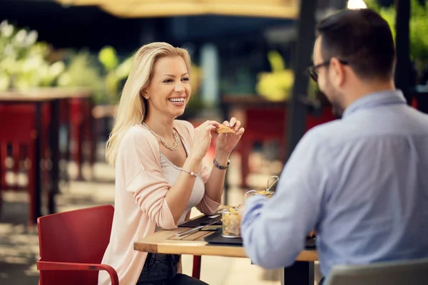 Happy Woman Communicating Her Boyfriend While Eating Together Restaurant — Stockfoto