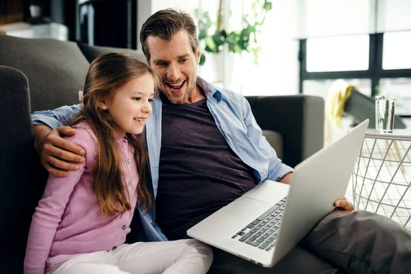 Ευτυχισμένο Κοριτσάκι Και Πατέρας Της Χρησιμοποιώντας Έναν Υπολογιστή Και Βλέποντας — Φωτογραφία Αρχείου
