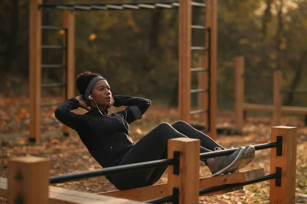 Black Sportswoman Exercising Sit Ups While Being Outdoor Gym Park — Stock Fotó