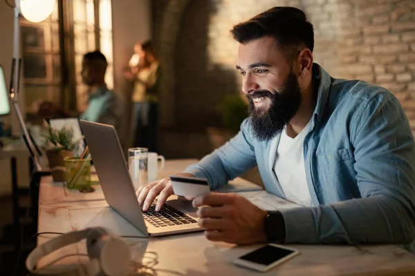 Boldog Üzletember Használja Laptop Hitelkártya Online Banki Munka Közben Éjjel — Stock Fotó