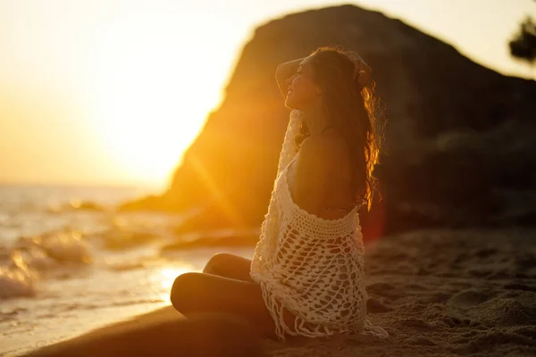 Beautiful Woman Relaxing Sand Beach Enjoying Sunset — Fotografia de Stock