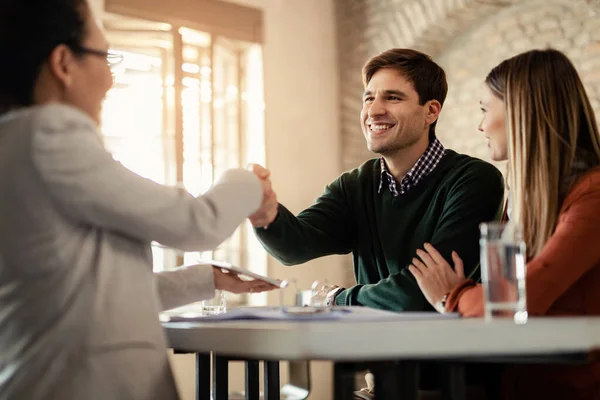 Happy Couple Shaking Hands Financial Advisor Meeting Office Focus Man — Φωτογραφία Αρχείου