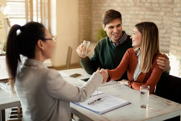 Happy Woman Talking Her Husband While Shaking Hands Financial Advisor — 스톡 사진