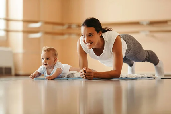 Athletic Mother Exercising Plank Position While Being Her Baby Sports — Stock Photo, Image