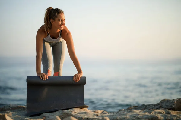 Happy Athletic Woman Preparing Exercise Mat Morning Workout Beach — ストック写真