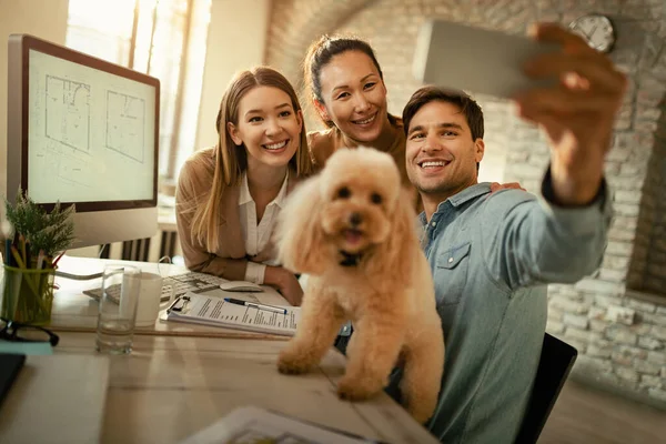 Team Freelance Workers Having Fun While Taking Selfie Poodle Office — Φωτογραφία Αρχείου