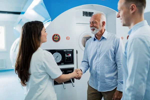 Happy Senior Patient Female Doctor Shaking Hands Hyperbaric Oxygen Therapy — Foto Stock