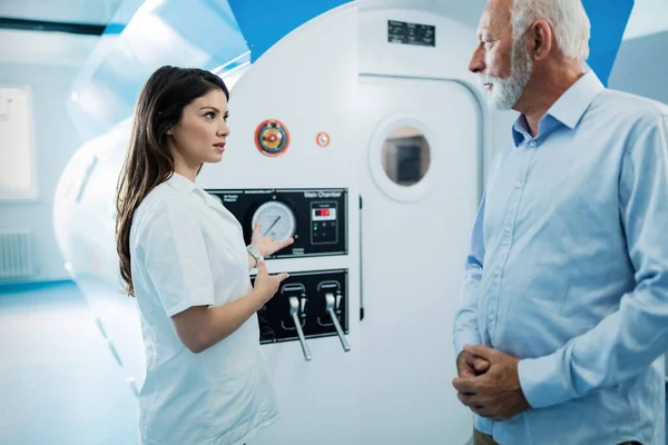 Young Female Doctor Explaining Benefits Oxygen Therapy Hyperbaric Chamber Clinic — Foto Stock