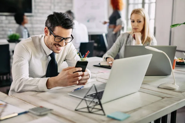 Young Happy Businessman Using Smart Phone Reading Message While Working — Photo