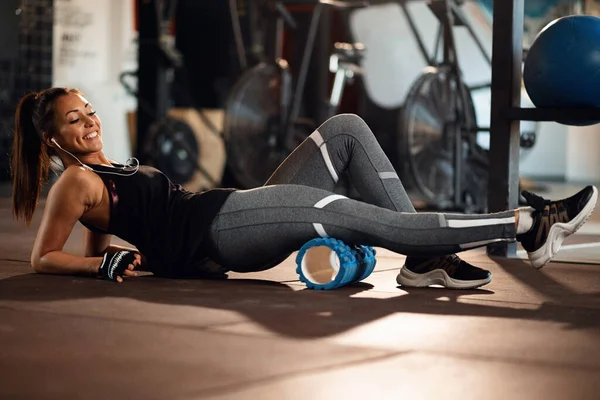 Young Athletic Woman Using Foam Roller While Having Sports Training — Foto de Stock