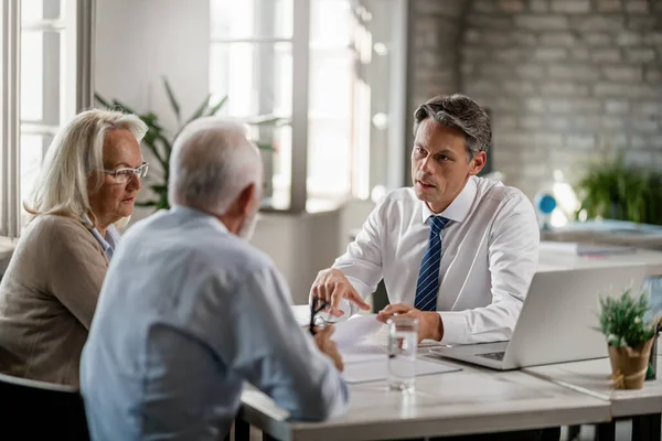 Mid Adult Insurance Agent Mature Couple Analyzing Financial Reports Communicating — Fotografia de Stock