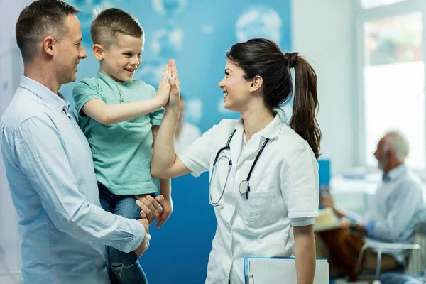 Щаслива Жінка Лікар Дає Високий Ступінь Маленькому Хлопчику Який Прийшов — стокове фото