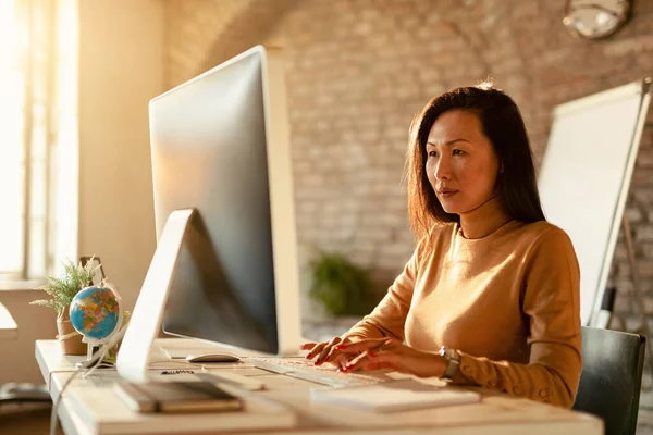 Asian Entrepreneur Working Computer Her Office — Stock Fotó