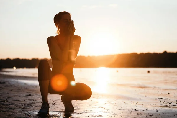 Young Sportswoman Taking Break Crouching River Sunrise Copy Space — ストック写真