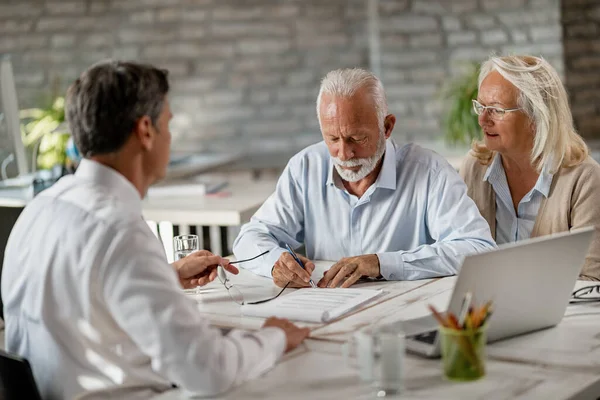 Senior Couple Having Meeting Insurance Agent Signing Contract Office — Fotografia de Stock