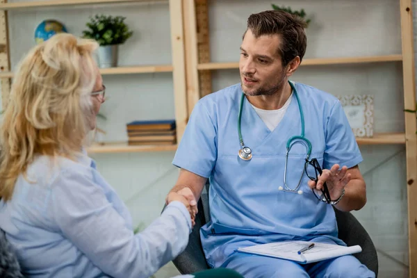 Healthcare Worker Shaking Hands Female Patient While Being Home Visit — Foto de Stock