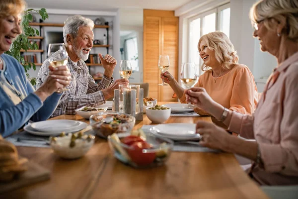 Group Happy Seniors Toasting Wine While Communicating Lunch Dining Room — Foto Stock
