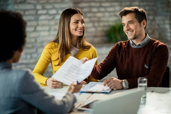 Happy Couple Has Reached Agreement Insurance Agent Meeting Office — Foto Stock