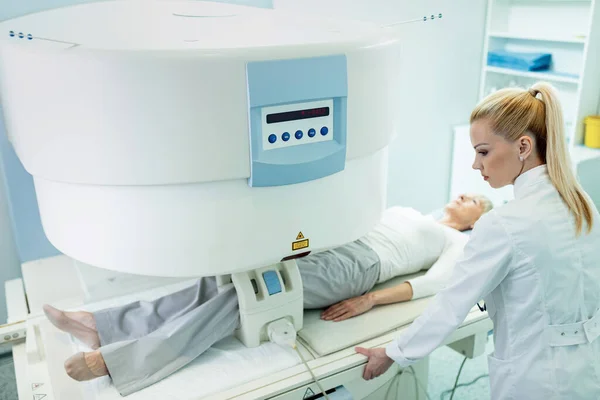 Female Radiologist Patient Knee Mri Scan Procedure Hospital — Stock Photo, Image