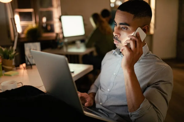 Молодой Черный Предприниматель Работающий Компьютером Общаясь Мобильному Телефону Ночью Офисе — стоковое фото