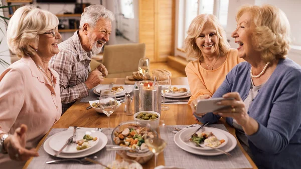 Group Senior Adults Laughing Having Fun While Using Smart Phone — Foto Stock