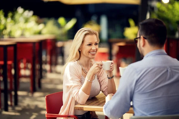 Happy Woman Enjoying Conversation Her Boyfriend While Drinking Coffee Outdoor — Zdjęcie stockowe