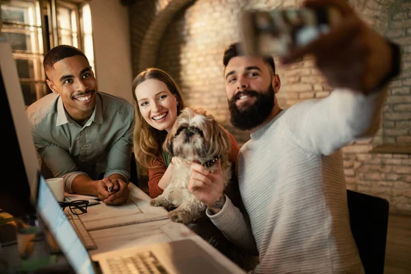 Young Happy Freelancers Having Fun While Taking Selfie Dog Office — Φωτογραφία Αρχείου