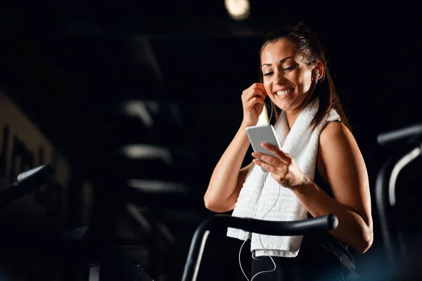 Young Happy Sportswoman Using Mobile Phone Listening Music While Working —  Fotos de Stock