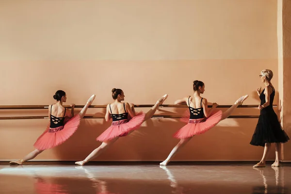 Зрілий Інструктор Балету Тримає Клас Групі Балеринів Які Займаються Розтяжними — стокове фото