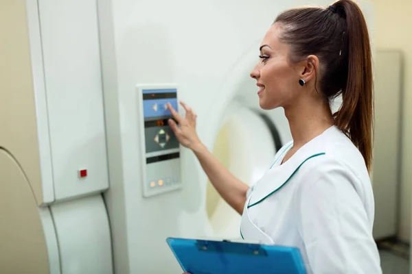 Young Female Radiologist Pressing Buttons Starting Pet Scan Machine Hospital — Stockfoto