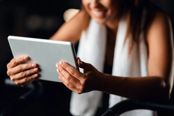 Close Sportswoman Using Digital Tablet While Working Out Fitness Center — Stockfoto