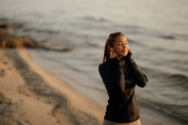 Young Sportswoman Standing Beach Her Eyes Closed While Enjoying Music — ストック写真