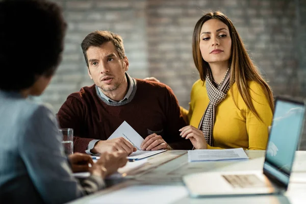 Couple Communicating Insurance Agent Meeting Office Focus Man — Photo