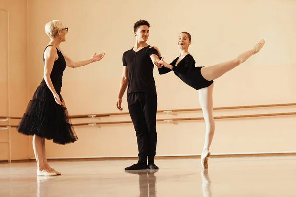 Happy Ballet Instructor Rehearsing Choreography Couple Ballet Studio —  Fotos de Stock