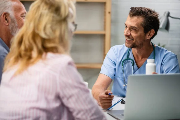 Happy Male Doctor Advising Senior Couple Vitamins Medical Appointment His — Fotografia de Stock